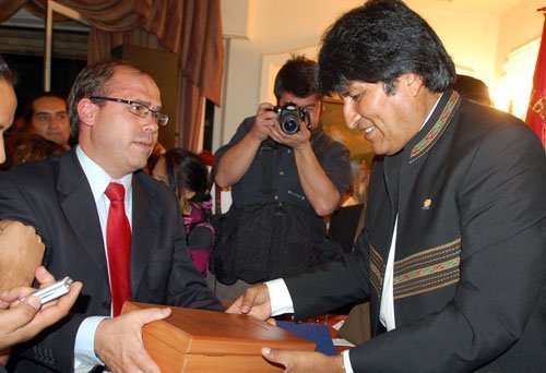 evo_undu Undurraga le entrega un presente a Evo