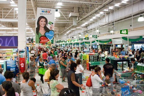 jumbo Lleno total en el jumbo. Problemas con el pan, pero hay carne y viveres suficiente, aunque algunas marcas escasean